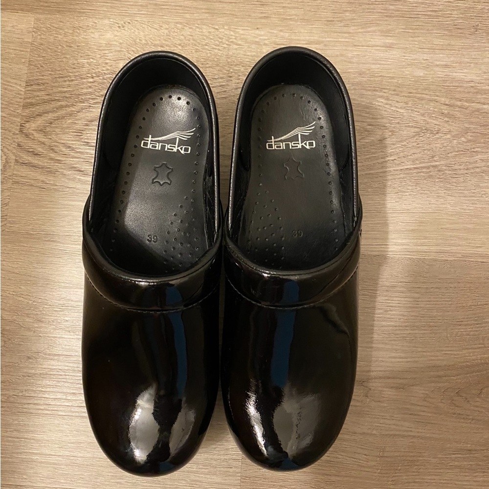 Dansko leather clogs. Women’s size 39. NWOT never worn!